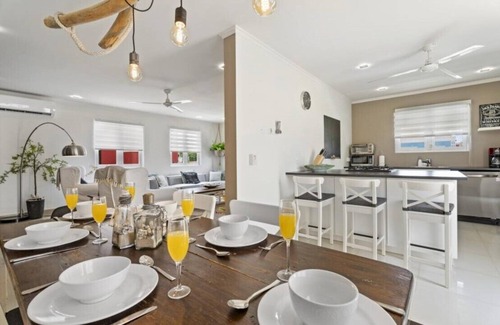 Calbas Plaza Residences House | MODERN and CLEAN - 6 guests - beautiful and private vacation home with pool!