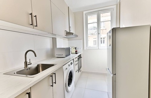 Neuilly-sur-Seine Apartment | Modern and colorful apartment Neuilly-sur-Seine