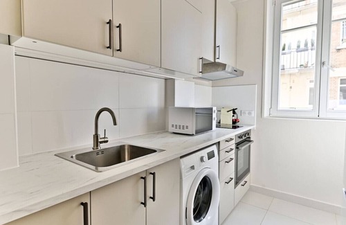 Neuilly-sur-Seine Apartment | Modern and colorful apartment Neuilly-sur-Seine