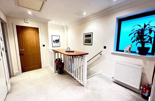 Hampton Wick Apartment | Modern and cozy 2-guest flat with gated parking