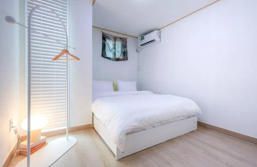 Yeonnam-dong House | Modern and Comfy House/Hongik St. Exit 2 10min