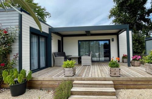 Les Mathes House | Modern and cosy ecolodge, shared heated pool, Les Mathes