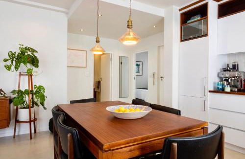 Sea Point Apartment | Modern and cozy 2-bedroom with AC, pool and gym!