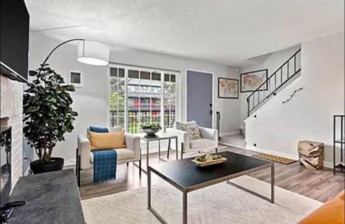 SeaTac Apartment | Modern and elegant condominium