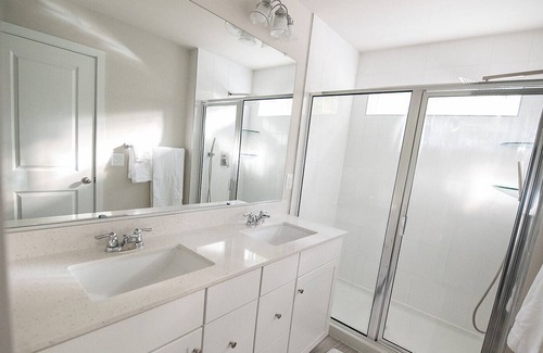 Stafford House | Modern and Luxurious captivating home with great backyard