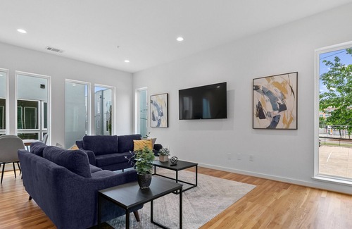 Cedars House | Modern and Spacious 2 Bedroom Minutes to Downtown!