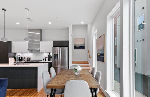 Cedars House | Modern and Spacious 2 Bedroom Minutes to Downtown!