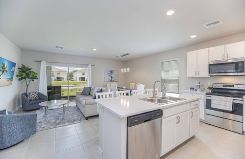 Naples House | Modern and Spacious 3 bedroom Townhome