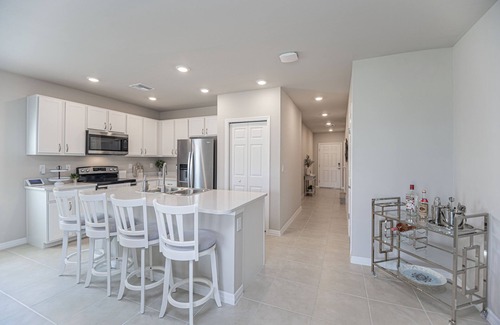 Naples House | Modern and Spacious 3 bedroom Townhome