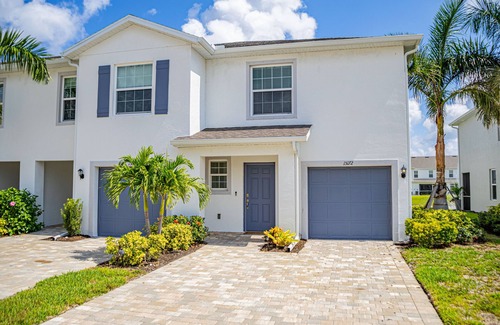 Naples House | Modern and Spacious 3 bedroom Townhome