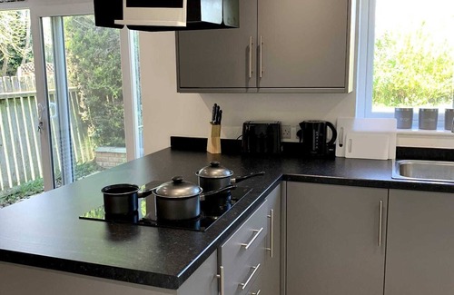 Thetford House | Modern and Spacious 4 Bedroom House with WiFi,Garden, Parking and Smart TV