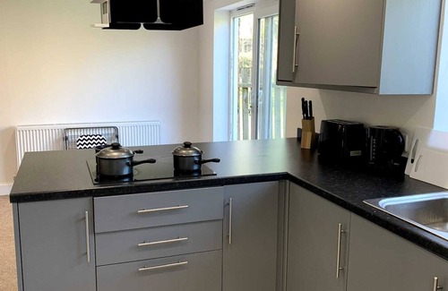 Thetford House | Modern and Spacious 4 Bedroom House with WiFi,Garden, Parking and Smart TV