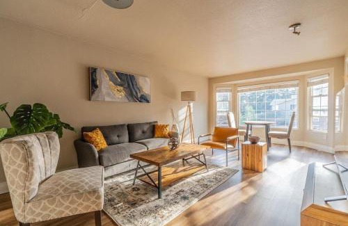 Haller Lake Apartment | Modern and spacious Apartment- Gym, Wifi, Free Parking