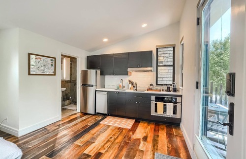 Zilker Apartment | Modern and Spacious Blue Tree House
