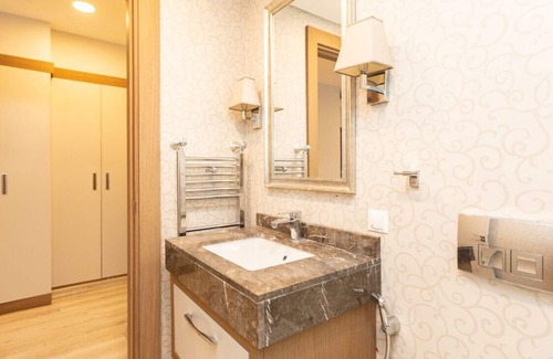 Maslak Apartment | Modern and Spacious Flat with City View in Sariyer