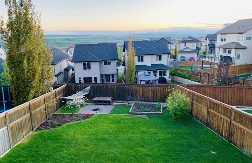 Cochrane House | Modern and spacious family home close to Calgary and the mountains.