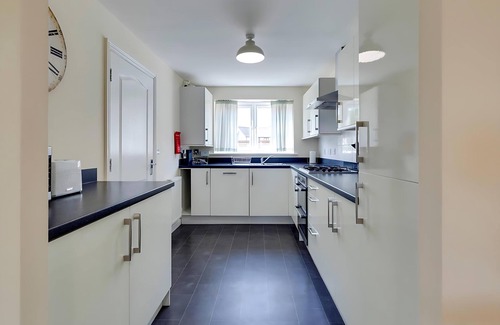 Cambridge House | Modern and Spacious Townhouse with Free Parking | Pass the Keys