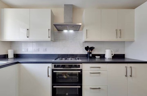 Cambridge House | Modern and Spacious Townhouse with Free Parking | Pass the Keys