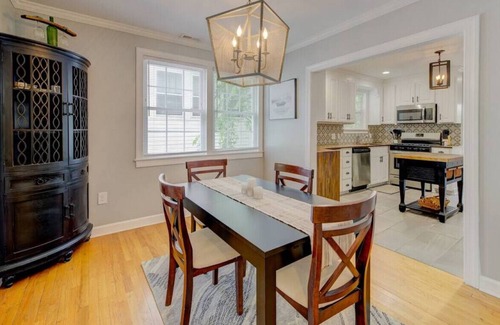 Columbia House | Modern and Stylish 3 Bed w/ Fire pit near Dtwn