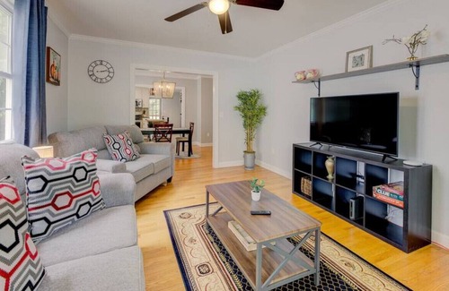 Columbia House | Modern and Stylish 3 Bed w/ Fire pit near Dtwn