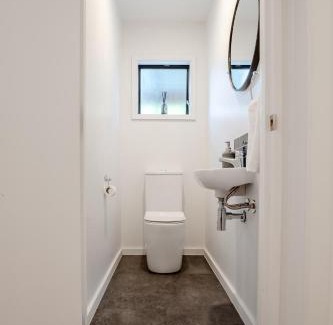 Fernhill Apartment | Modern and stylish 4 bed apt