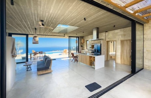 Malevizi House | Modern and stylish with sea view