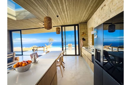 Malevizi House | Modern and stylish with sea view