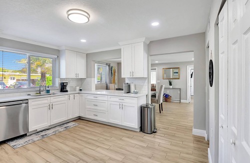Delray Beach House | Modern and Updated Delray Beach Escape Sleeps 10!