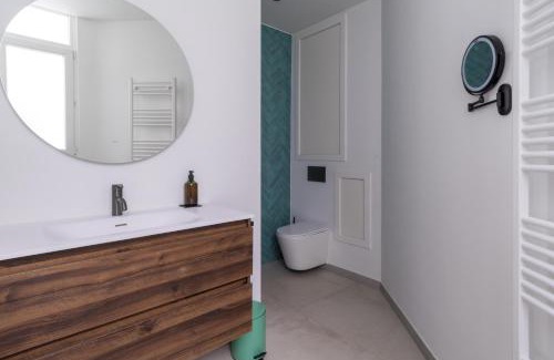 Amandus - Atheneum Apartment | Modern Antwerp Getaway App - Heart d Anvers