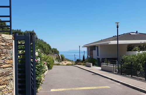 Ville-di-Pietrabugno House | Modern apartment with 180 degree sea view