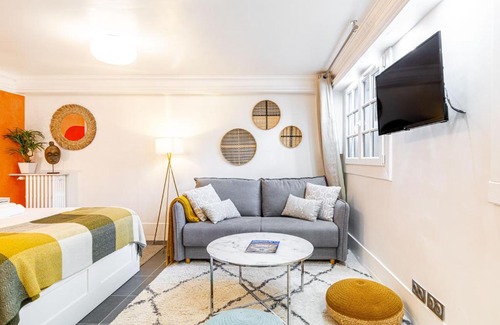 Meudon Apartment | Modern Apartement Grand Paris, TV Salon, Sharing Garden, Villa des Ammonites