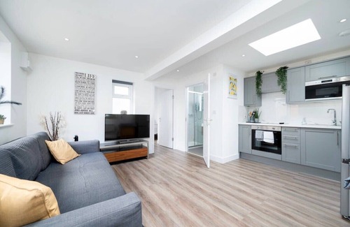Southbury Apartment | Modern Apartment in Enfield with Comfort