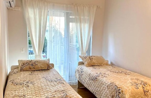 Gravesend House | Modern Apartment 3 minutes to train station