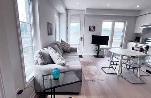 East Credit House | Modern Apartment in Mississauga