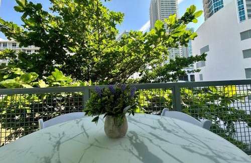 Midtown Apartment | Modern apartment in Edgewater