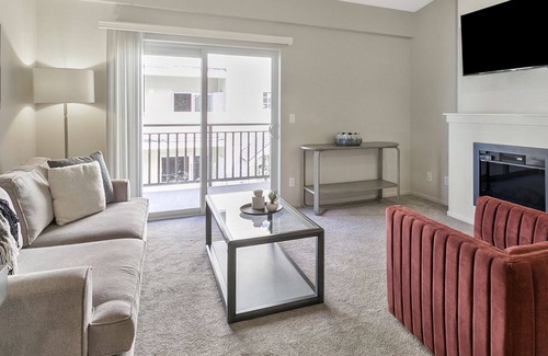 Edgewood Apartment | Modern Apartment in Prime Location (ID5933X36)