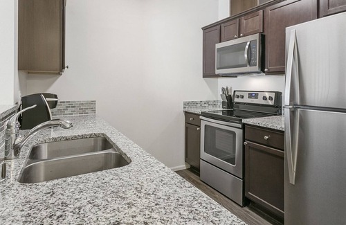 Edgewood Apartment | Modern Apartment in Prime Location (ID5933X36)