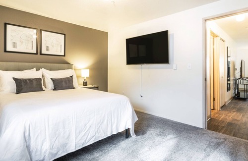 South Hill Apartment | Modern Apartment in Prime Location (ID7026X30)