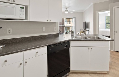 Lewisville Apartment | Modern Apartment in Prime Location (ID7886X47)