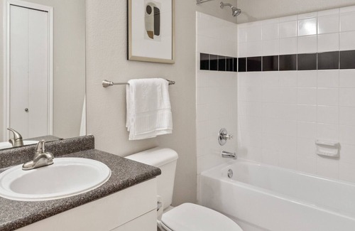 Lewisville Apartment | Modern Apartment in Prime Location (ID7886X47)