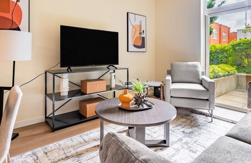 Everett Apartment | Modern Apartment in Prime Location (ID9955X51)