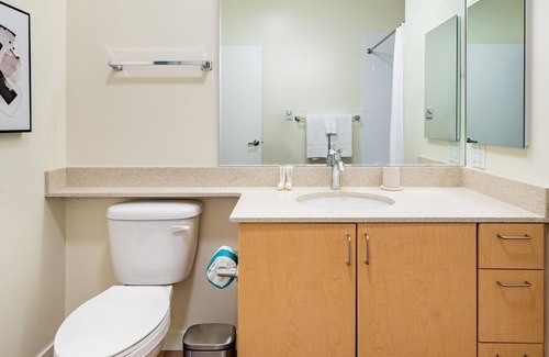 Everett Apartment | Modern Apartment in Prime Location (ID9955X51)