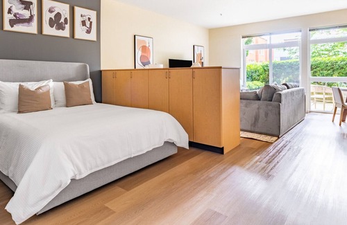 Everett Apartment | Modern Apartment in Prime Location (ID9955X51)