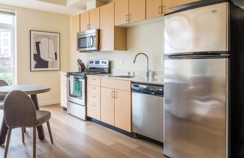 Everett Apartment | Modern Apartment in Prime Location (ID1208X070)