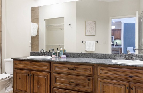 Prairie Village Apartment | Modern Apartment in Prime Location (ID1193X0)
