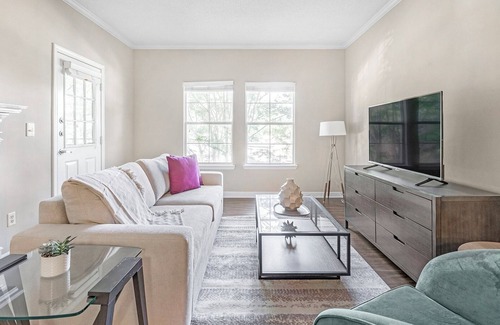 Germantown Apartment | Modern Apartment in Prime Location (ID6837X52)