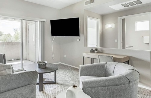 Cortaro Apartment | Modern Apartment in Prime Location (ID7329X53)