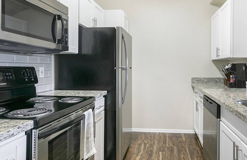 Cortaro Apartment | Modern Apartment in Prime Location (ID9503X29)