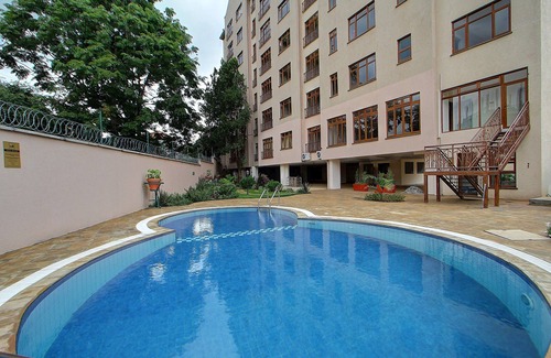 Nairobi Apartment | Modern apartment in the heart of Westlands with a gym & pool