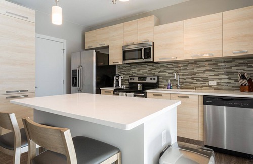 Newport Apartment | Modern Apartment in Prime Location (ID8359X76)